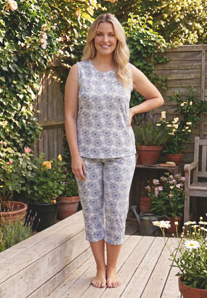 Pijama dama Big Size Serena cu maneca scurta si pantaloni 3/4,culoare alb cu flori,Engros
